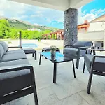 Luxurious In باشْكا